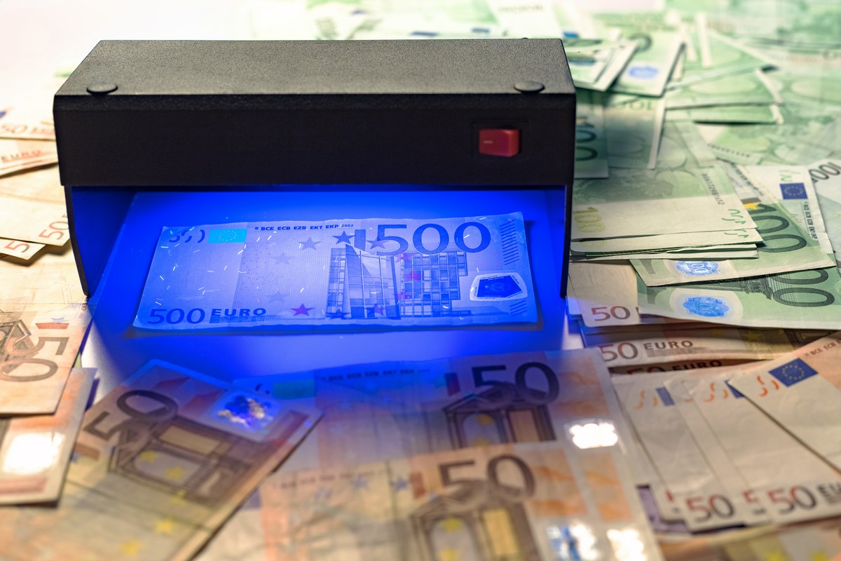 Testery do banknotów: jakie są najnowsze technologie wykrywania fałszerstw?